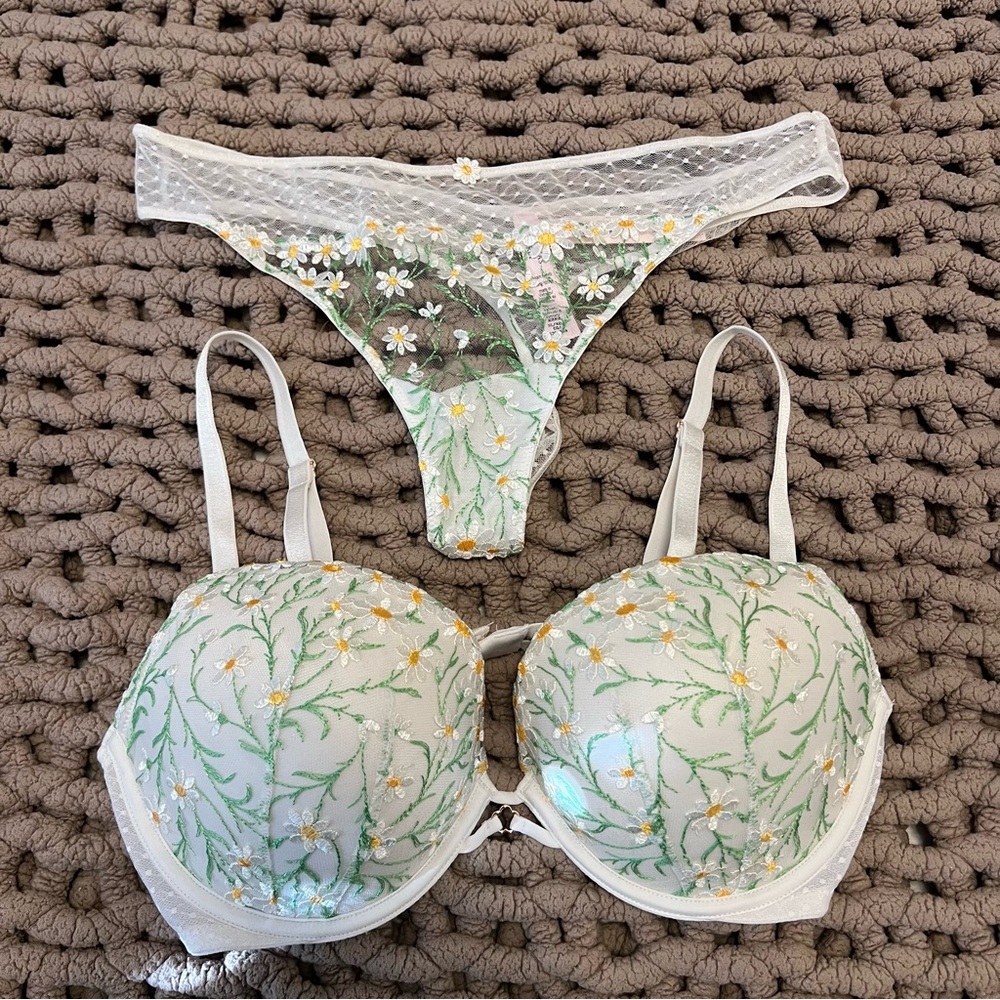 Victoria's Secret Dream Angels Push Up Daisy Embroidery Bra and Thong Set